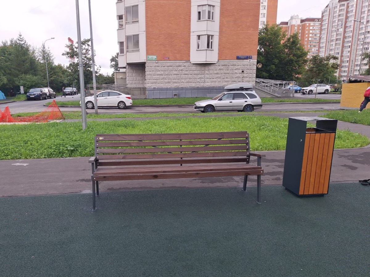 Скамейка уличная «Модерн» с подлокотниками